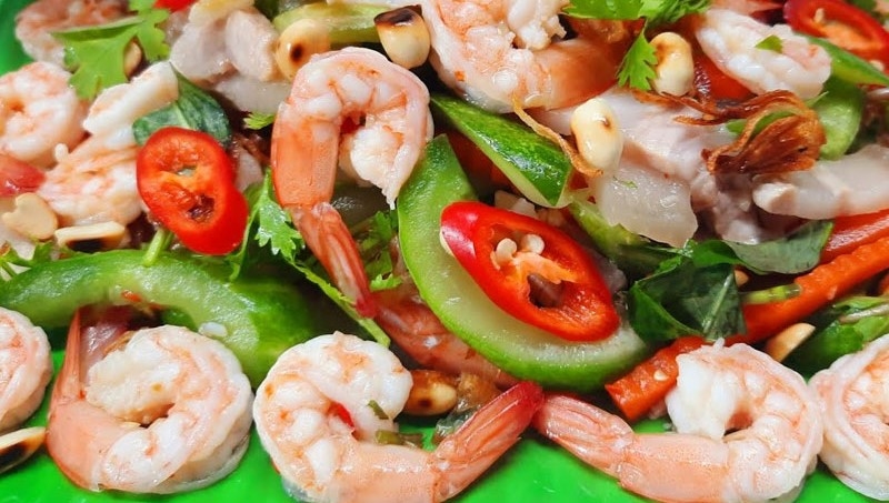 Hoàn thành món gỏi dưa leo tôm thịt