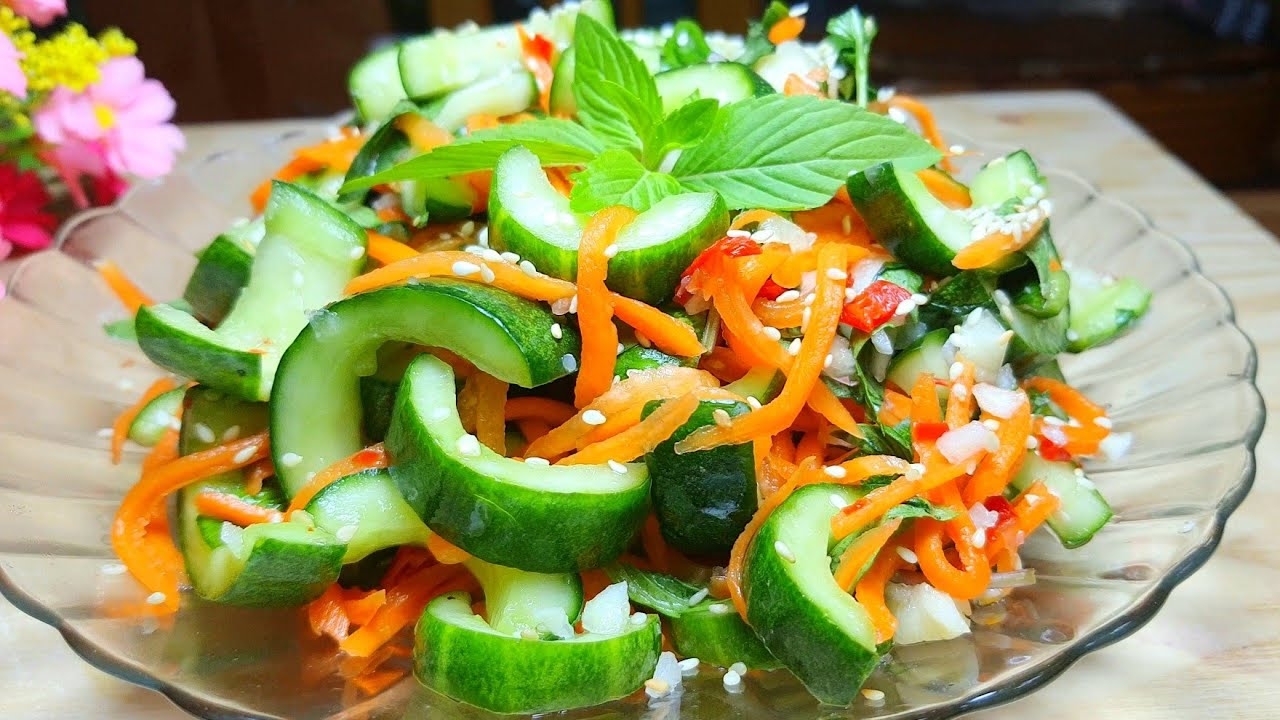 Hoàn thành món gỏi dưa leo cà rốt giòn