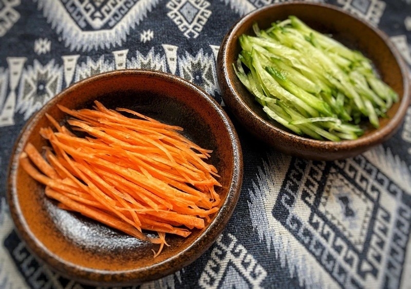 Sơ chế nguyên liệu làm gỏi dưa leo cà rốt sợi