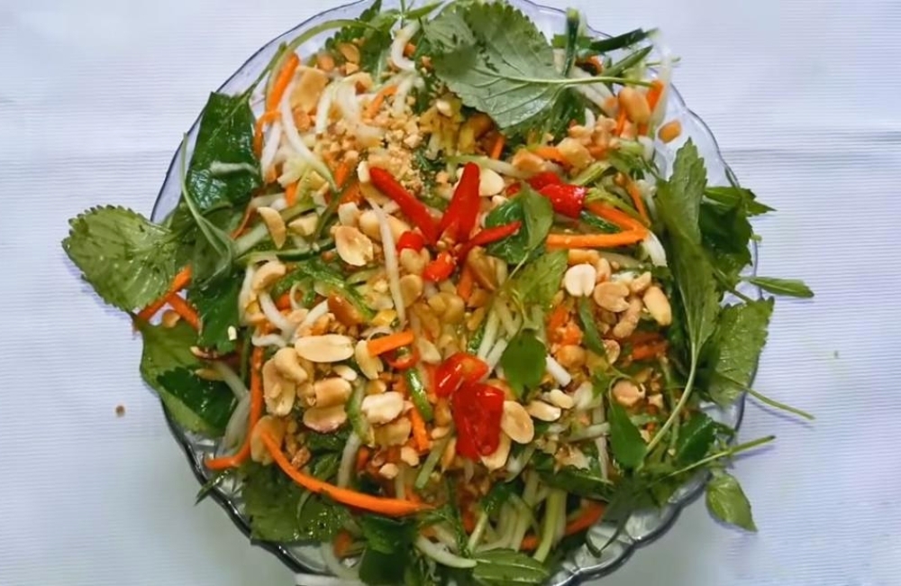 Hoàn thành món gỏi dưa leo cà rốt sợi