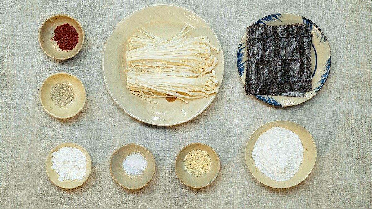 Chuẩn bị nguyên liệu làm món nấm kim châm chiên giòn cuộn rong biển