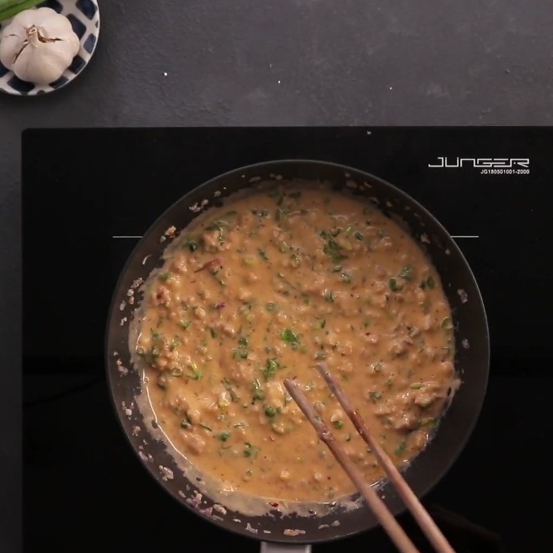 Làm sốt tôm thịt