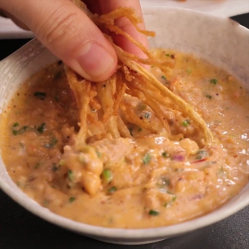 Thành phẩm của món chấm kim châm chiên giòn sốt tôm thịt