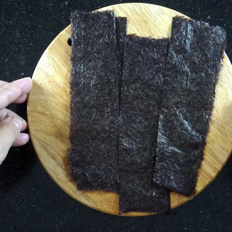 Cắt rong biển thành những miếng khoảng 5cm để cuộn nấm