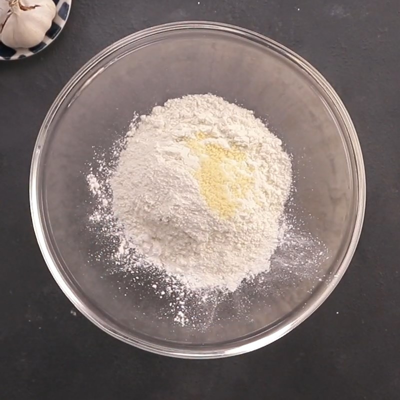 Cho nguyên liệu chuẩn bị vào tô và ngoáy đều lên