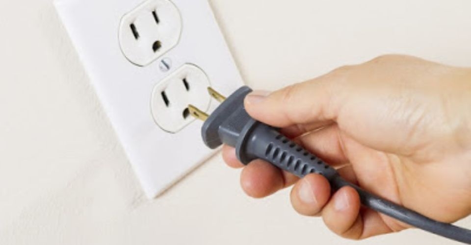 Kiểm tra phích cắm trước khi sửa lỗi sử dụng tủ lạnh