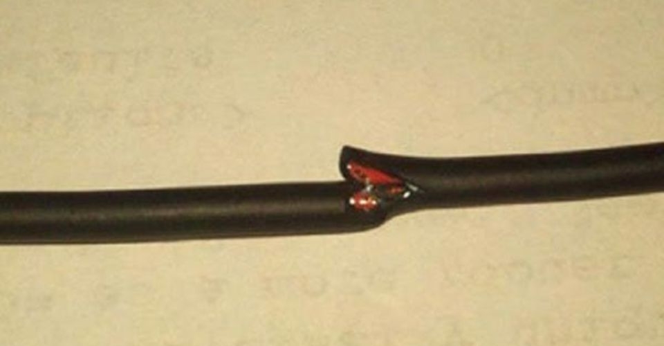 Dây nguồn đứt cũng là một trong những nguyên nhân dẫn đến lỗi ở tủ lạnh