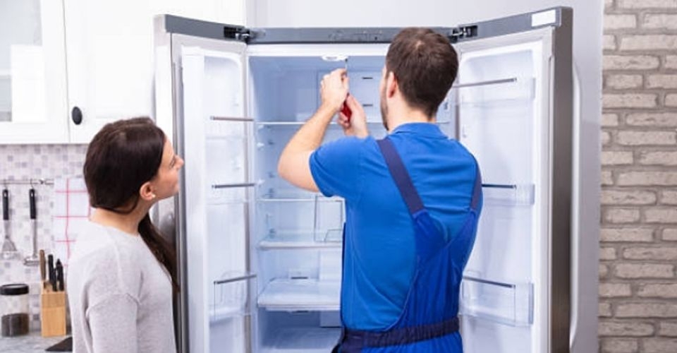 Xem xét linh kiện của tủ khi hỏng