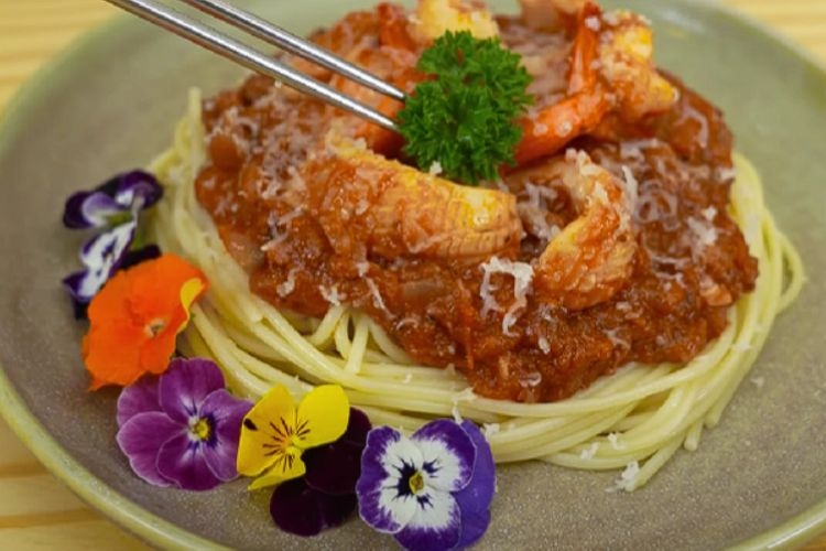 ​​chuẩn bị mì ý sốt bò bằm 