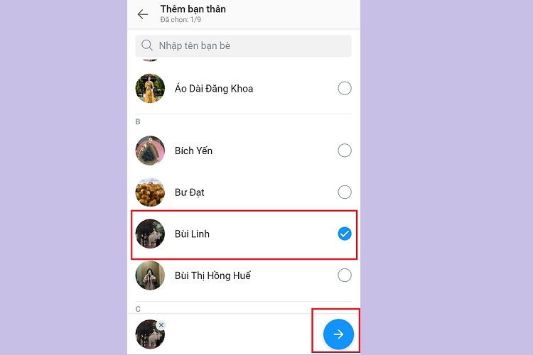 Chọn người muốn đánh dấu và nhấn vào dấu mũi tên