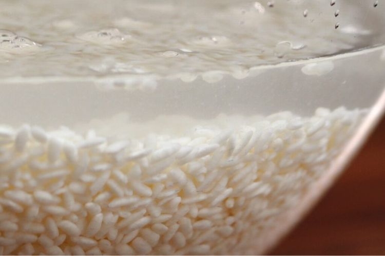Ngâm gạo trong thời gian từ 1 - 2 tiếng trước khi rang