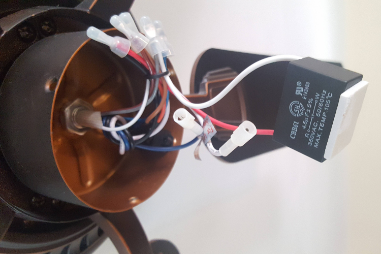 Cần thay thế tụ điện mới khi thấy tụ có dấu hiệu hư hỏng