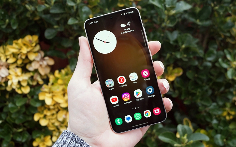 Galaxy S23 Plus có thiết kế đẹp mắt và màn hình sắc nét