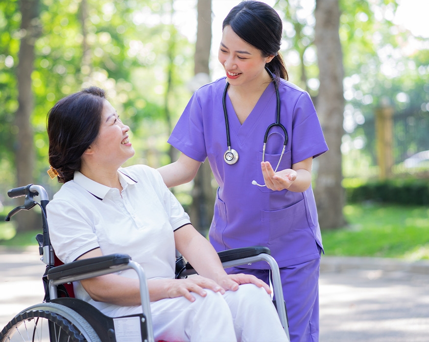 Điều dưỡng có vai trò quan trọng giúp truyền tin, chăm sóc, tư vấn, hướng dẫn cho người bệnh