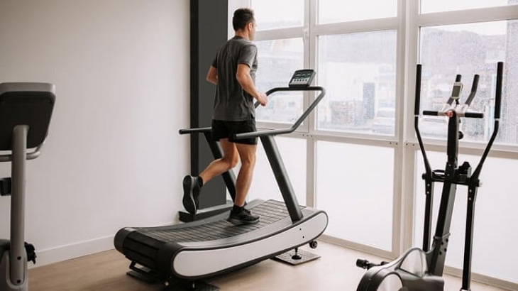 Máy chạy bộ đơn năng có thiết kế đơn giản, gọn gàng