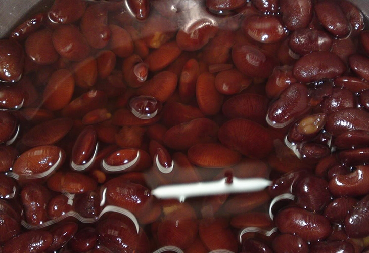 sơ chế nguyên liệu cháo đậu đỏ cốt dừa