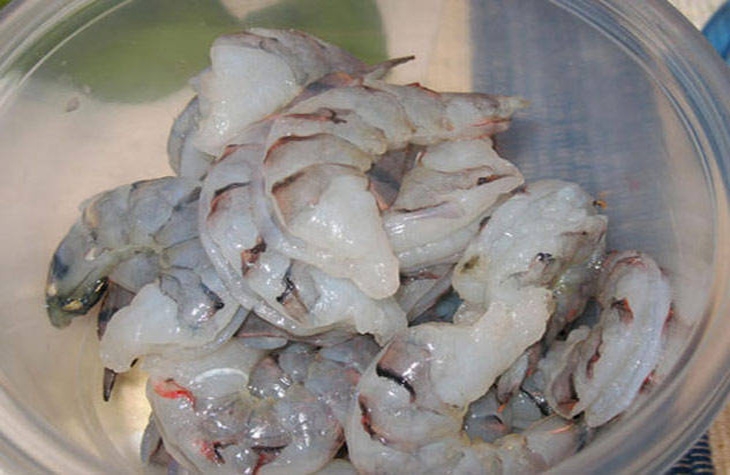 sơ chế nguyên liệu cháo đậu đỏ tôm tươi