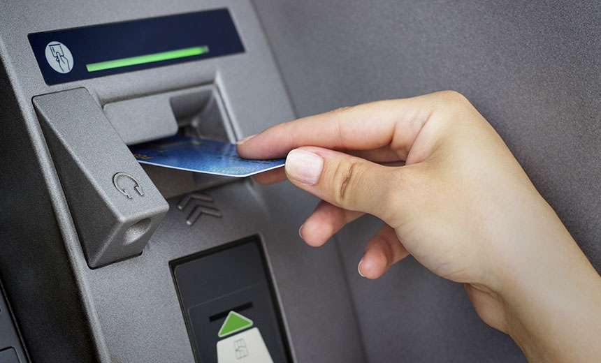 Rút tiền tại ATM vẫn diễn ra bình thường trừ trường hợp quá tải