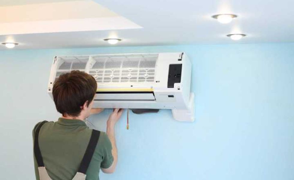 Tháo cục lạnh khỏi giá đỡ
