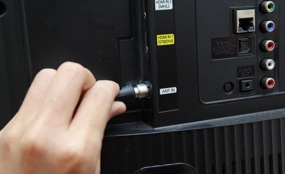 Kiểm tra đầu nối ngoài tivi