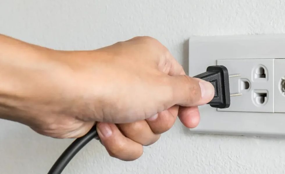 Ngắt nguồn điện tivi Sony