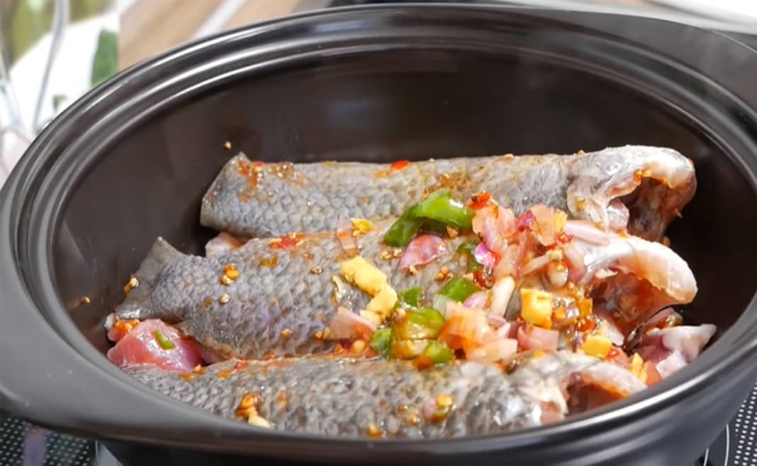 Cho cá rô vào nồi và tẩm ướp gia vị theo khẩu vị của bạn