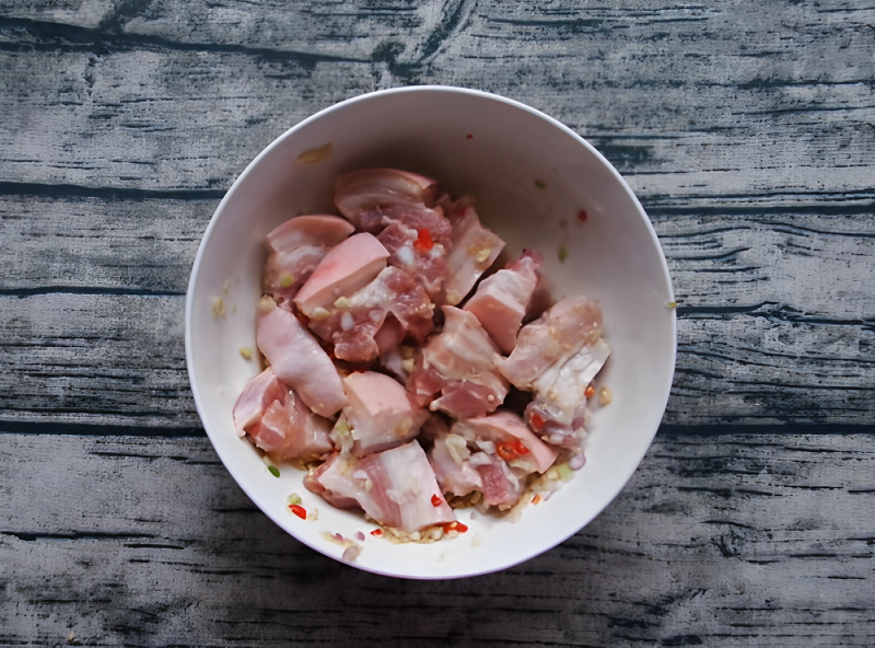 Thịt sau khi đã được rửa sạch, bạn cắt miếng nhỏ vừa ăn và tẩm ướp gia vị theo khẩu vị của mình