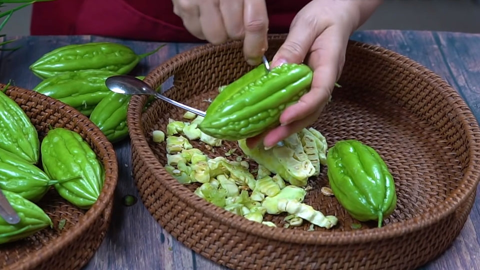 Lấy sạch ruột khổ qua để không bị đắng