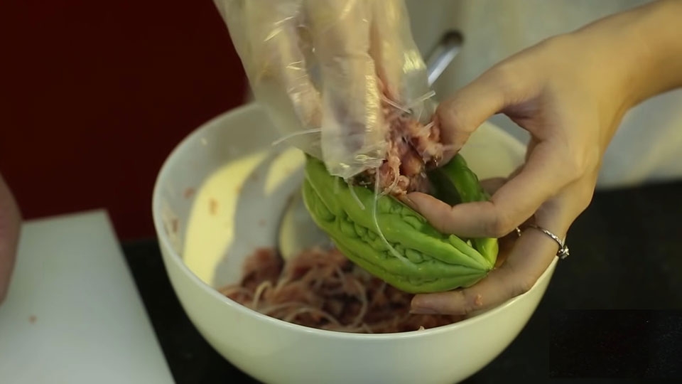 Nhồi nhân thịt vào khổ qua