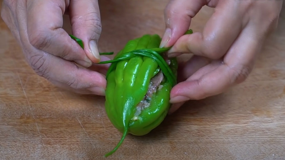 Buộc hành lá vào khổ qua