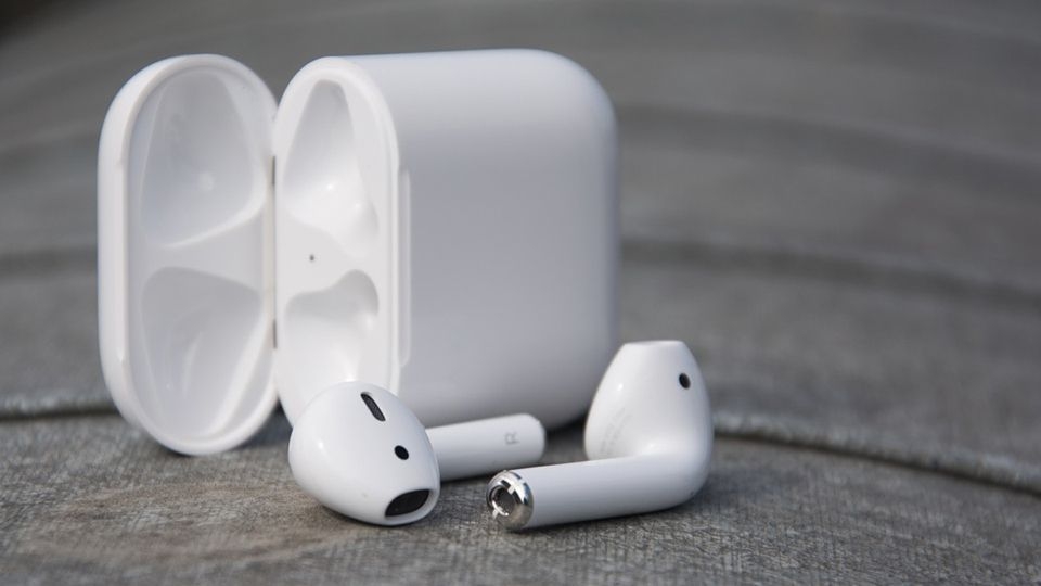 Tai nghe AirPods 2 hộp sạc là món quà Tết phù hợp dành cho các Sếp bận rộn