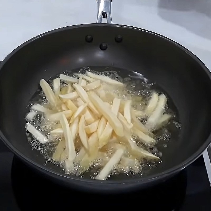 Chiên khoai ngập dầu sẽ đem lại độ giòn tốt hơn