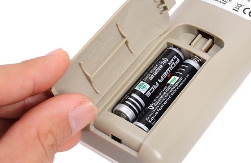 Điều khiển điều hòa hết pin hoặc pin yếu