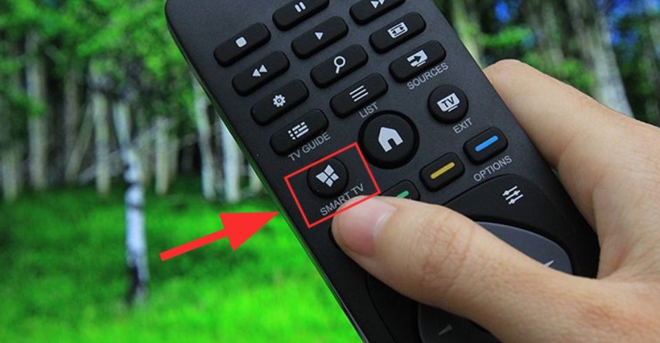 Lựa chọn nút smart tv trên điều khiển để vào giao diện ứng dụng