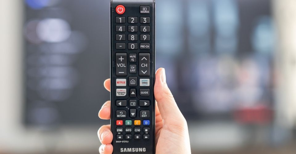 Bấm chọn lệnh bằng điều khiển