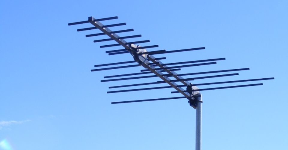 Chỉnh cần ăng ten nếu thấy cần thiết