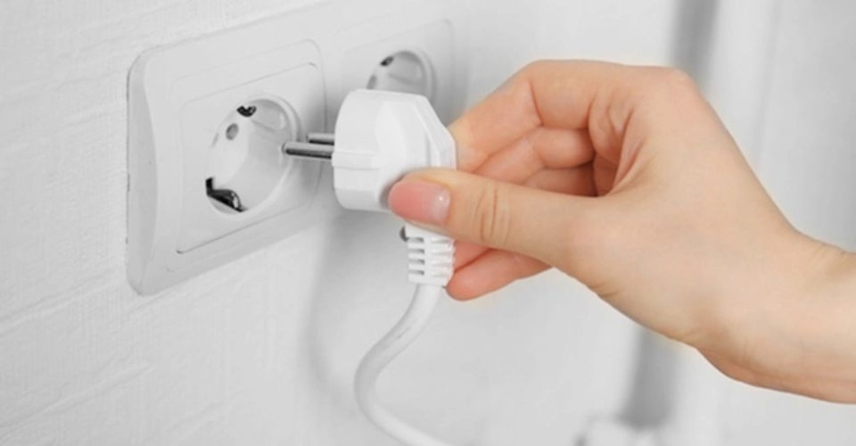 Có thể ngắt dây nguồn của tivi ra khỏi ổ điện khoảng vài phút, rồi cắm lại