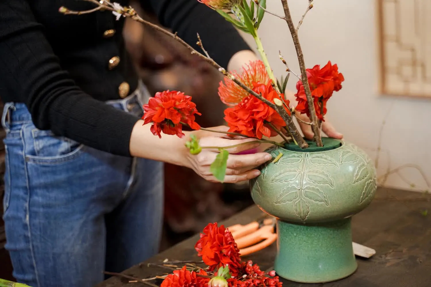 Không nên cắm quá nhiều hoa với nhiều màu sắc