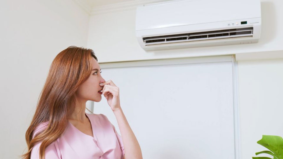 Máy lạnh có mùi khó chịu có thể do không được thường xuyên vệ sinh