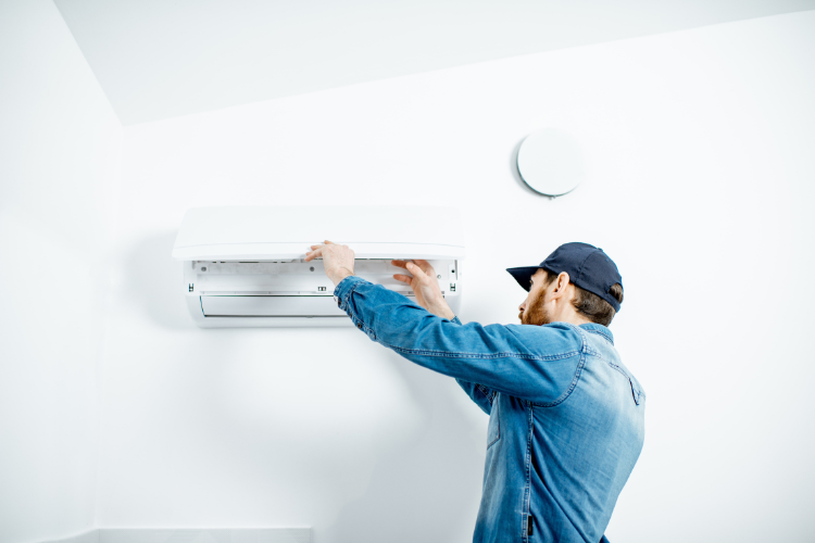 Vệ sinh máy lạnh định kì để đảm bảo không khí trong phòng điều hòa cho trẻ