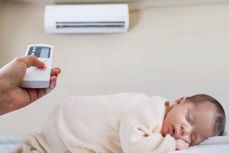 Tắt điều hòa 15 phút trước khi cho bé ra ngoài để tránh sốc nhiệt