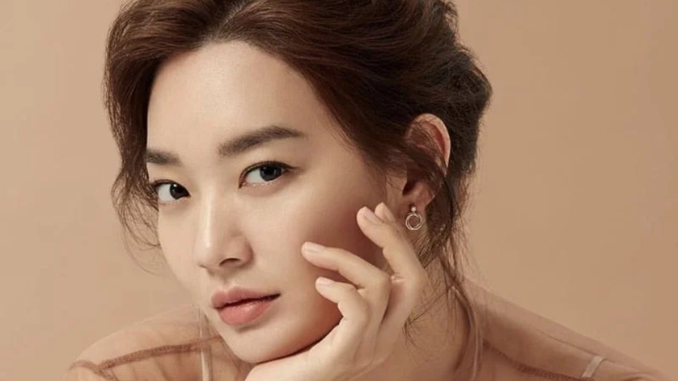 Cách tạo dáng cá tính chỉ cần đưa tay lên má hoặc cằm cũng đủ thần thái