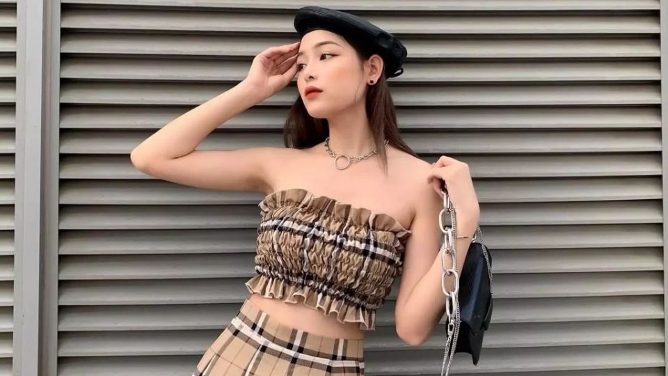 Tựa lưng vào tường là tư thế chụp ảnh cá tính nhiều người lựa chọn