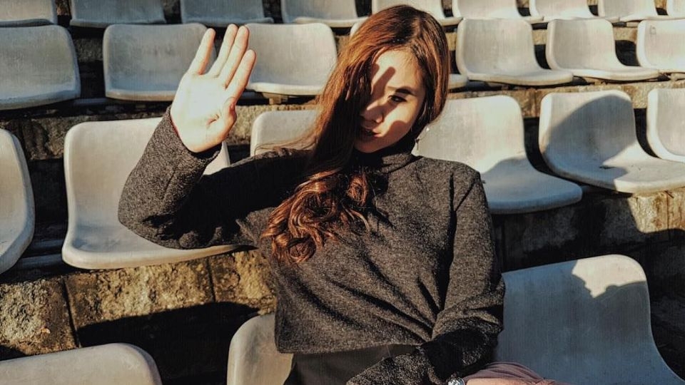 Động tác lấy tay che nắng sẽ đem đến cho bạn một bức ảnh vô cùng độc đáo, cá tính