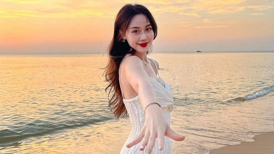 Đưa tay về phía máy ảnh là kiểu chụp ảnh đầy cá tính