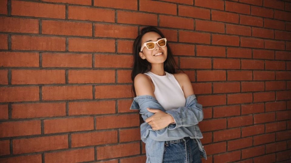 Tư thế chụp ảnh tự ôm lấy mình cá tính