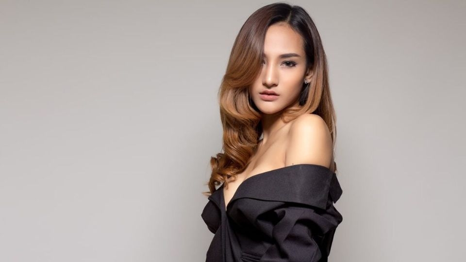 Động tác chụp ảnh qua vai giúp lột tả thần thái trên gương mặt một cách rõ nét