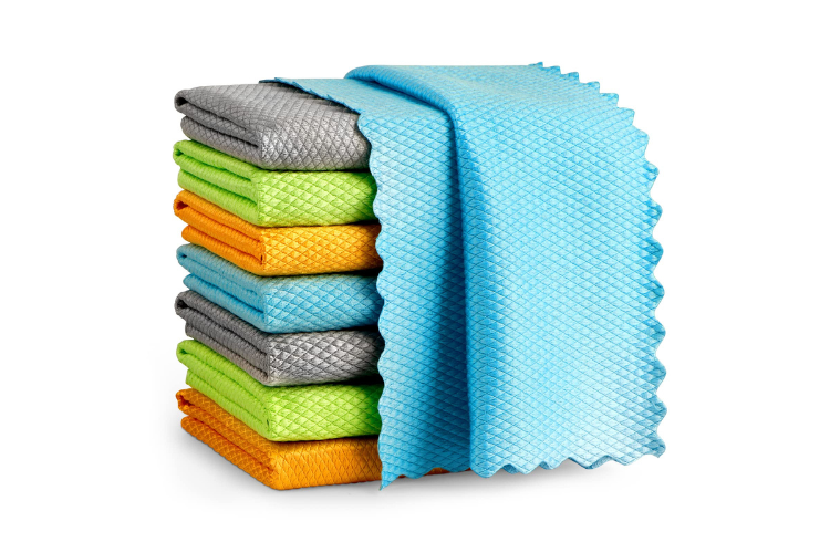 Lau tivi bằng khăn mềm hoặc khăn lau chuyên dụng