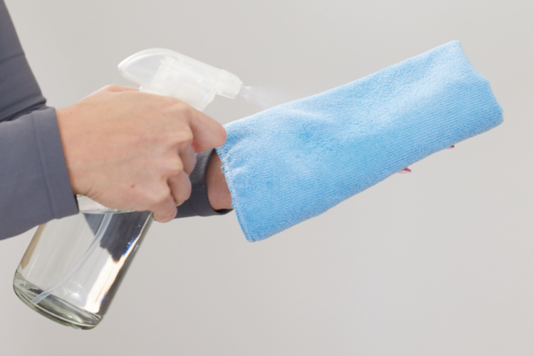 Sử dụng bình xịt để kiểm soát lượng dung dịch dễ dàng hơn khi lau tivi