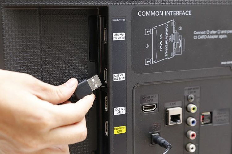 Với những khe cắm đằng sau có thể dùng chổi để quét bụi